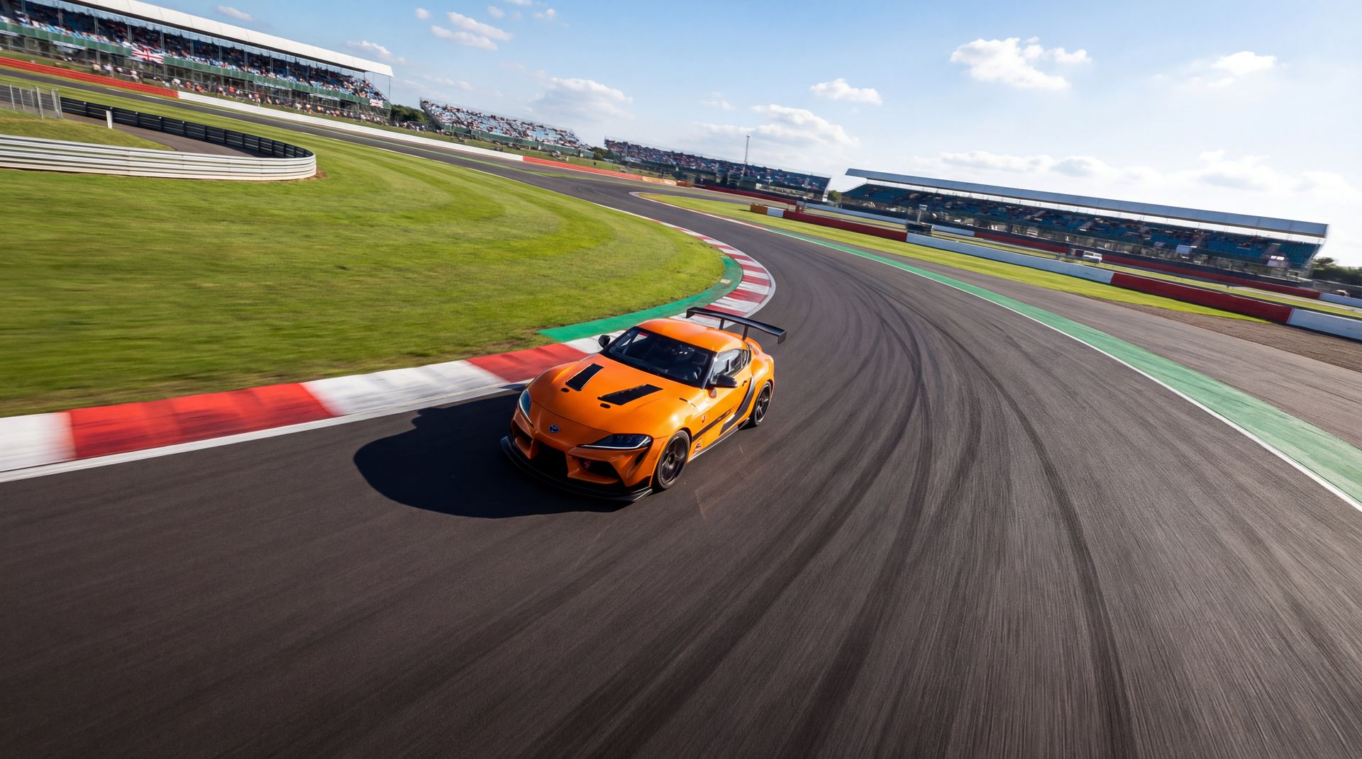 同人动漫赛道视频实拍：丰田Supra赛道圈速测试与性能测评